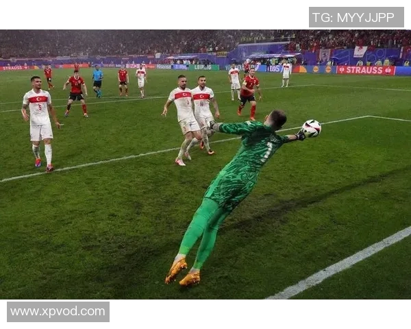 裸男球迷狂奔足球场,现场骚乱不断 裸男球迷狂奔足球场,现场骚乱不断